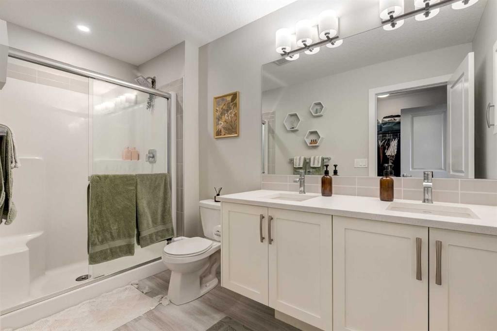 212 Crestbrook Common Sw, Calgary, AB - Indoor Photo Showing Bathroom