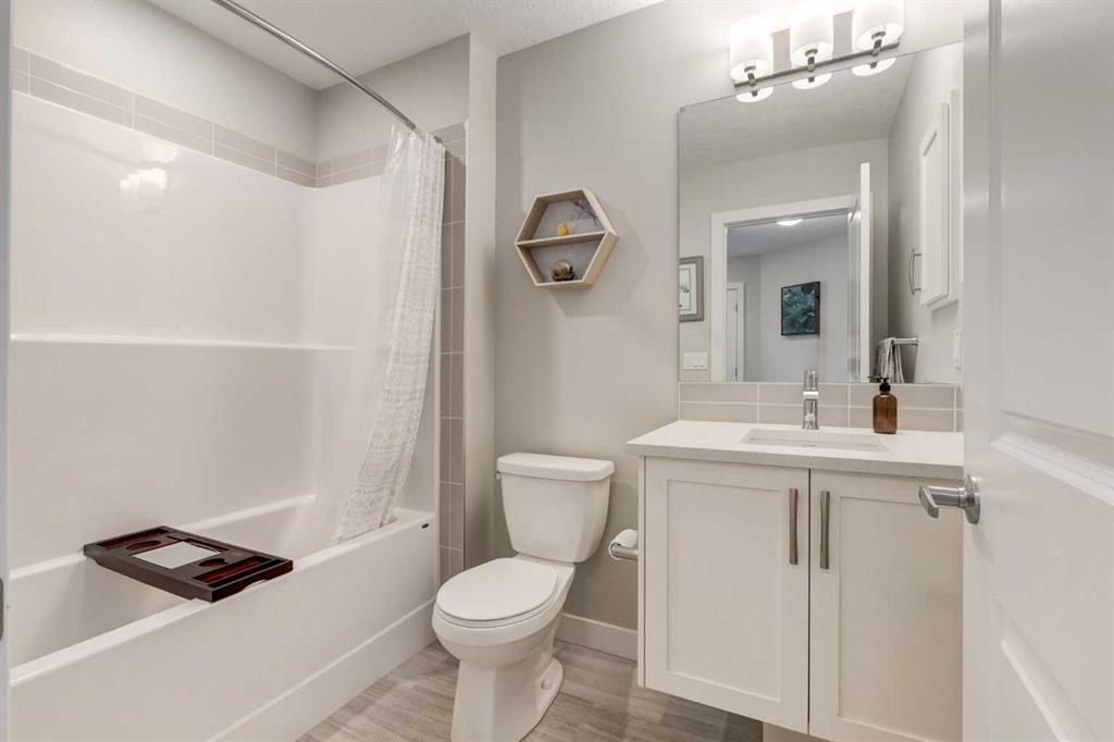 212 Crestbrook Common Sw, Calgary, AB - Indoor Photo Showing Bathroom
