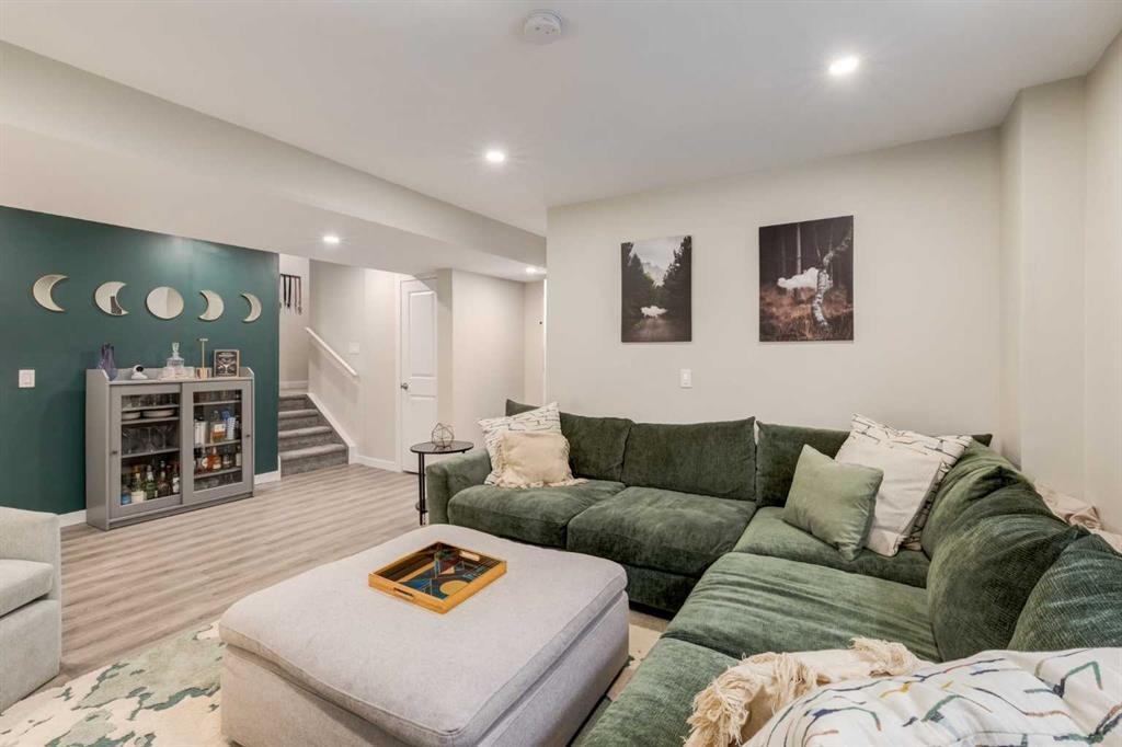 212 Crestbrook Common Sw, Calgary, AB - Indoor Photo Showing Living Room