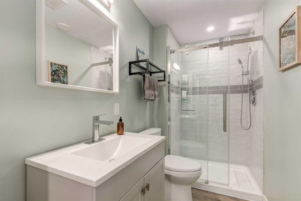 212 Crestbrook Common Sw, Calgary, AB - Indoor Photo Showing Bathroom