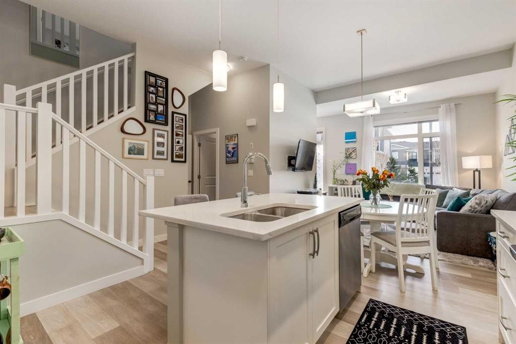 212 Crestbrook Common Sw, Calgary, AB - Indoor