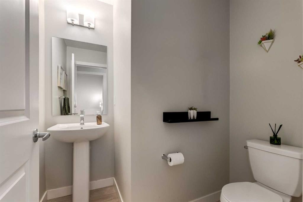212 Crestbrook Common Sw, Calgary, AB - Indoor Photo Showing Bathroom