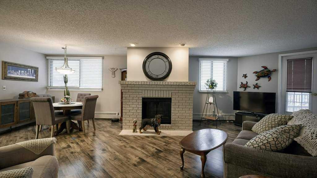 324-2425 90 Avenue Sw, Calgary, AB - Indoor Photo Showing Living Room