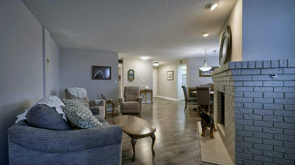 324-2425 90 Avenue Sw, Calgary, AB - Indoor Photo Showing Living Room