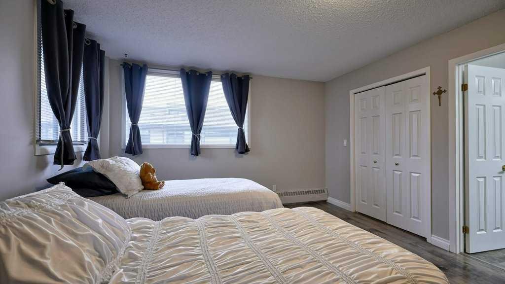 324-2425 90 Avenue Sw, Calgary, AB - Indoor Photo Showing Bedroom