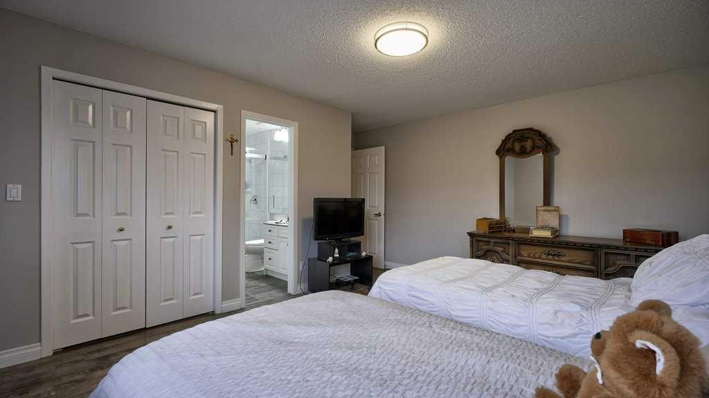 324-2425 90 Avenue Sw, Calgary, AB - Indoor Photo Showing Bedroom