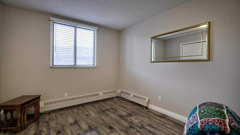 324-2425 90 Avenue Sw, Calgary, AB - Indoor Photo Showing Other Room