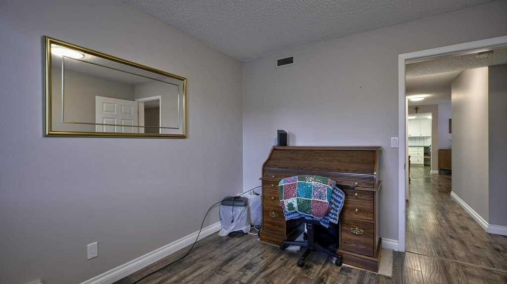 324-2425 90 Avenue Sw, Calgary, AB - Indoor