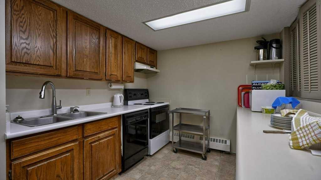 324-2425 90 Avenue Sw, Calgary, AB - Indoor Photo Showing Kitchen With Double Sink