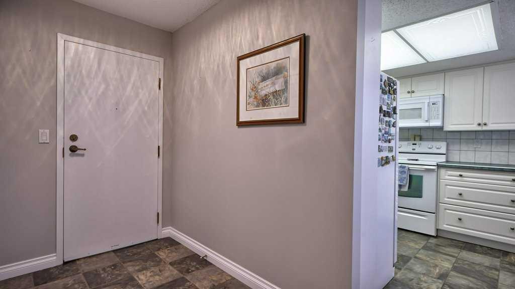 324-2425 90 Avenue Sw, Calgary, AB - Indoor