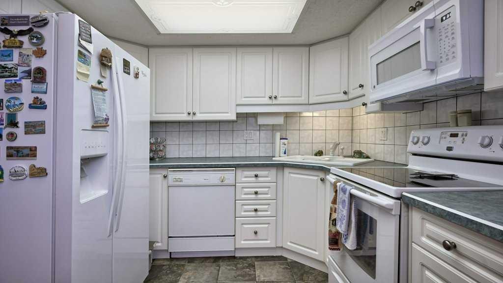 324-2425 90 Avenue Sw, Calgary, AB - Indoor Photo Showing Kitchen