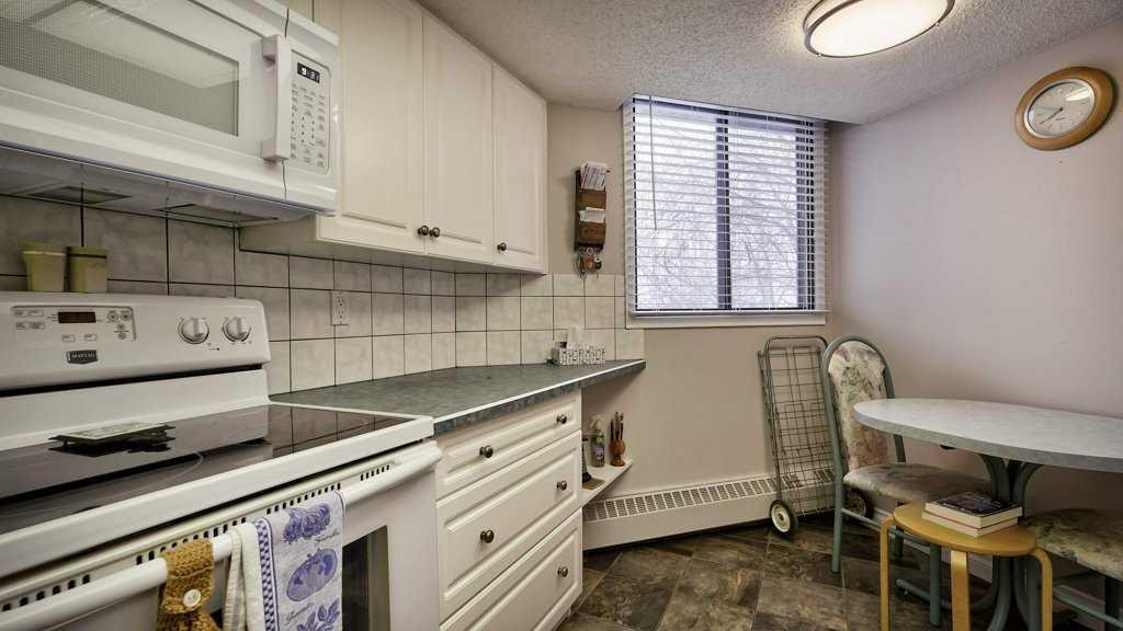 324-2425 90 Avenue Sw, Calgary, AB - Indoor Photo Showing Kitchen