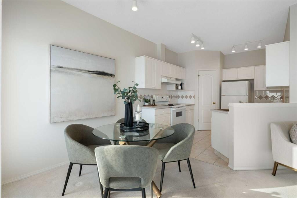 100 Hamptons Link Nw, Calgary, AB - Indoor Photo Showing Kitchen