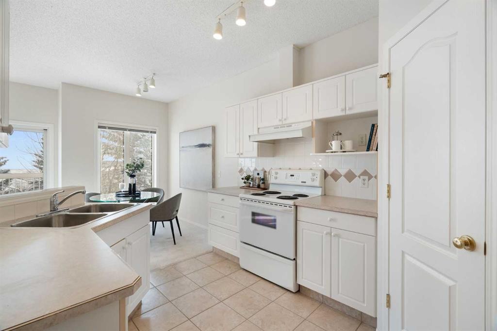 100 Hamptons Link Nw, Calgary, AB - Indoor Photo Showing Kitchen With Double Sink