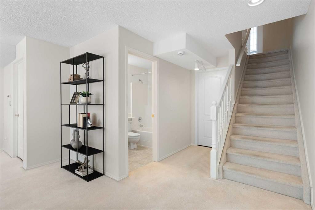 100 Hamptons Link Nw, Calgary, AB - Indoor Photo Showing Other Room