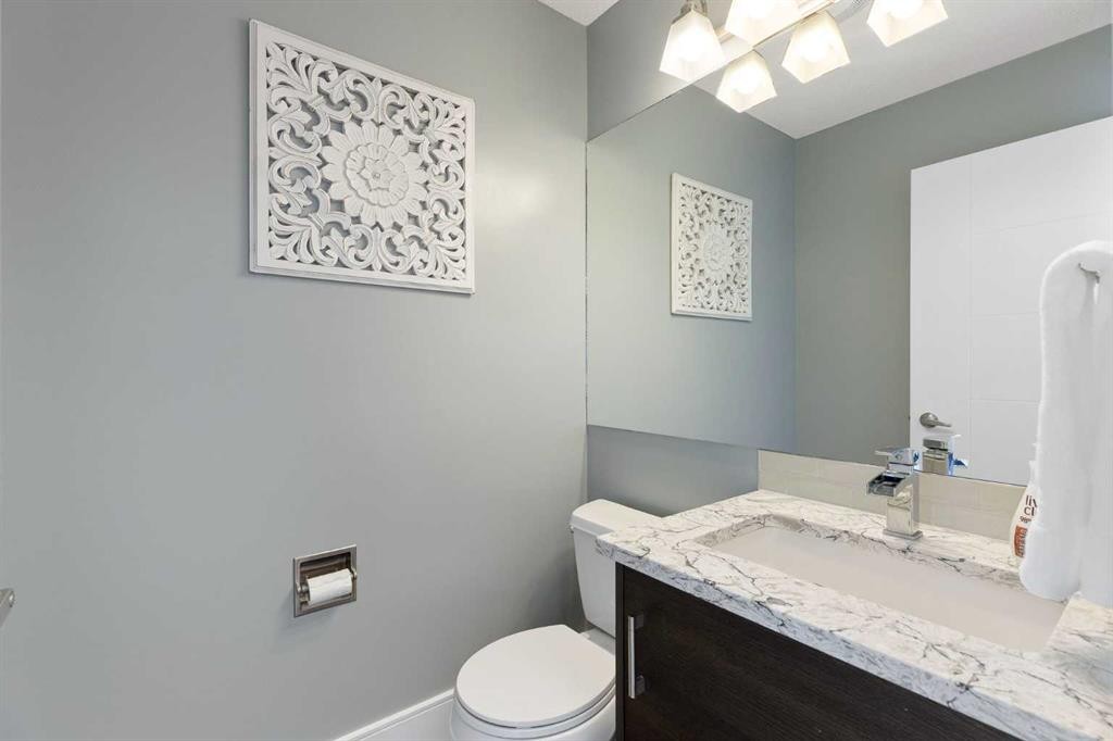 106 Shawnee Place Sw, Calgary, AB - Indoor Photo Showing Bathroom