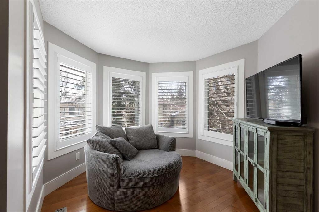106 Shawnee Place Sw, Calgary, AB - Indoor Photo Showing Living Room