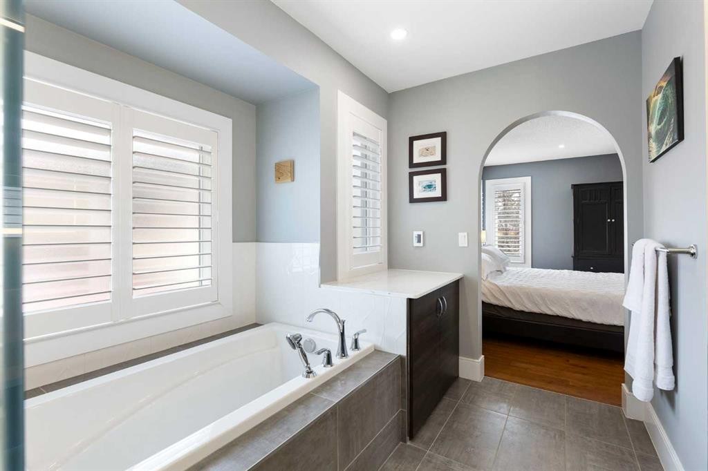 106 Shawnee Place Sw, Calgary, AB - Indoor Photo Showing Bathroom