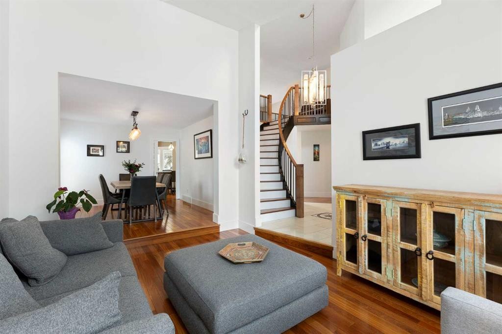 106 Shawnee Place Sw, Calgary, AB - Indoor Photo Showing Living Room