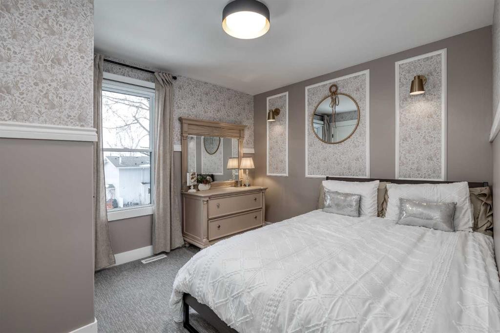 168 Oakside Circle, Calgary, AB - Indoor Photo Showing Bedroom