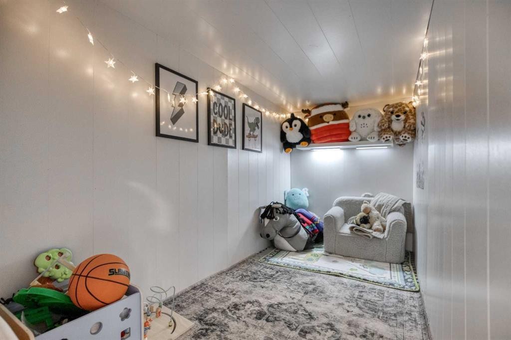 168 Oakside Circle, Calgary, AB - Indoor Photo Showing Other Room