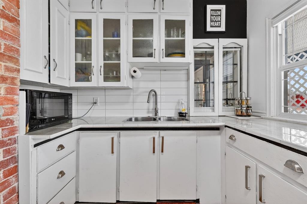 2130 20 Avenue, Bowden, AB - Indoor Photo Showing Kitchen With Double Sink