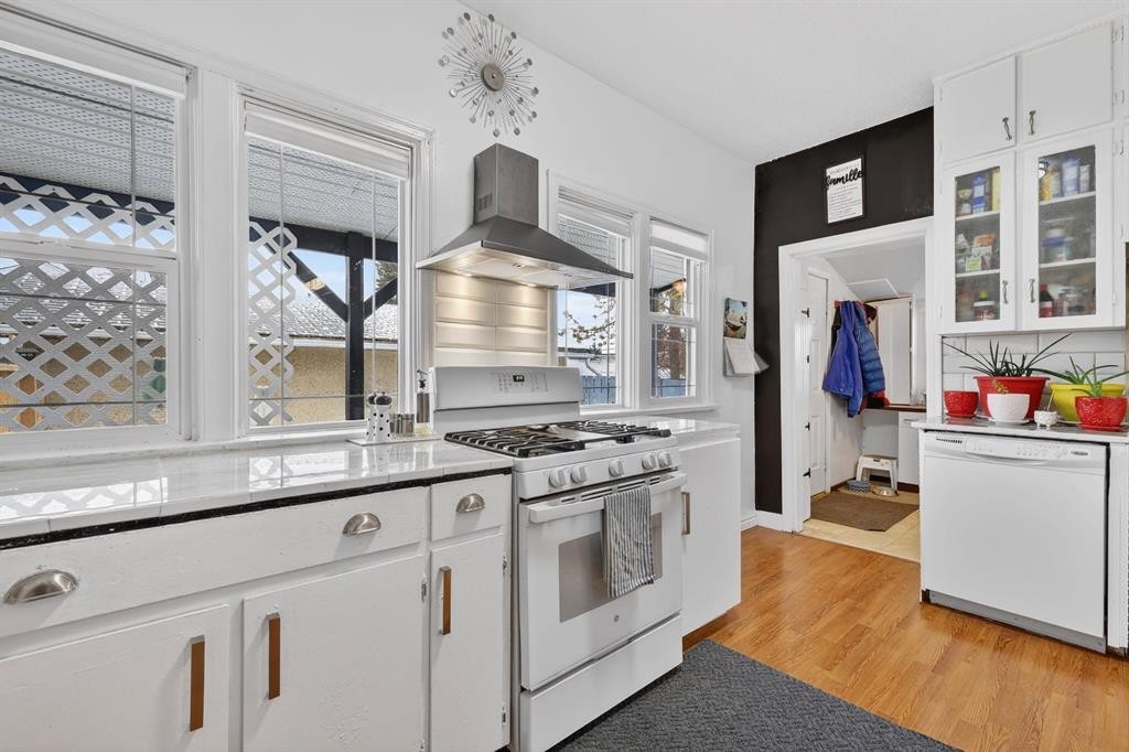 2130 20 Avenue, Bowden, AB - Indoor Photo Showing Kitchen