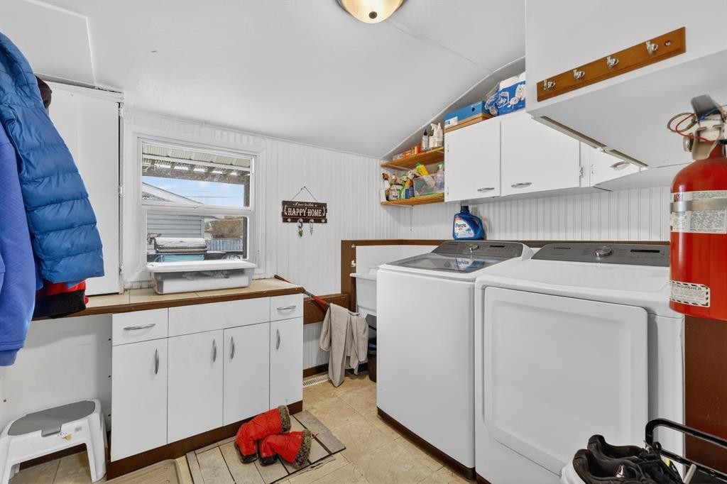 2130 20 Avenue, Bowden, AB - Indoor Photo Showing Laundry Room