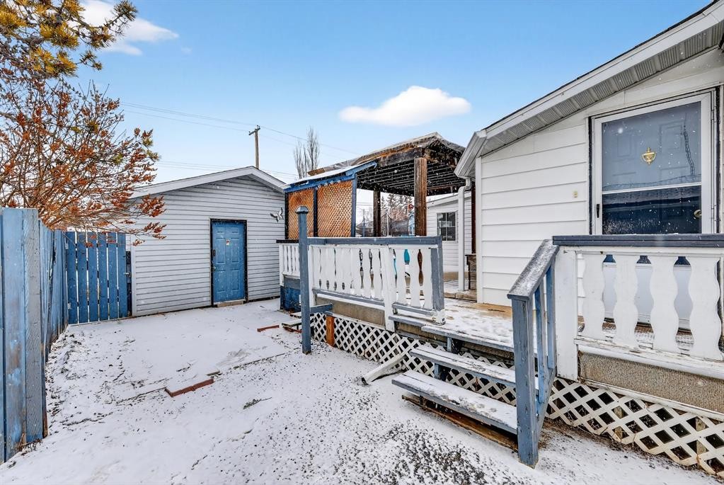 2130 20 Avenue, Bowden, AB - Outdoor With Deck Patio Veranda With Exterior