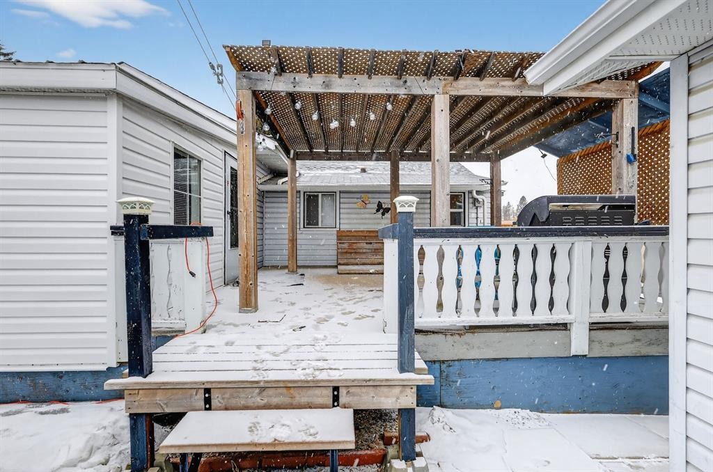 2130 20 Avenue, Bowden, AB - Outdoor With Exterior