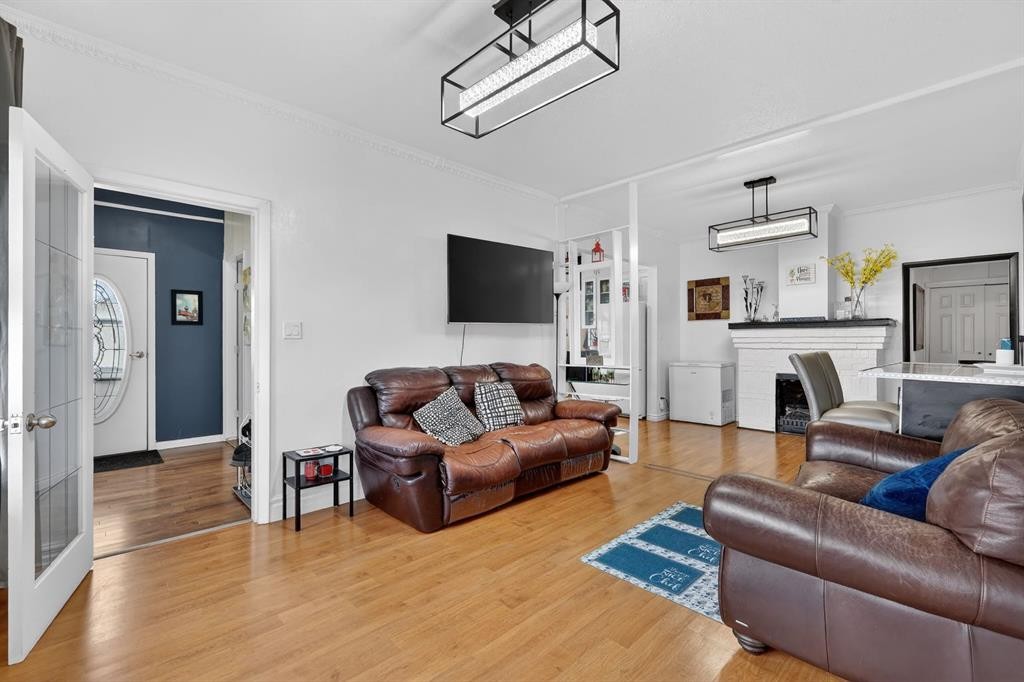 2130 20 Avenue, Bowden, AB - Indoor Photo Showing Living Room