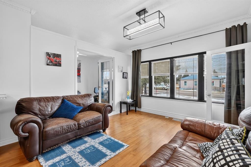 2130 20 Avenue, Bowden, AB - Indoor Photo Showing Living Room