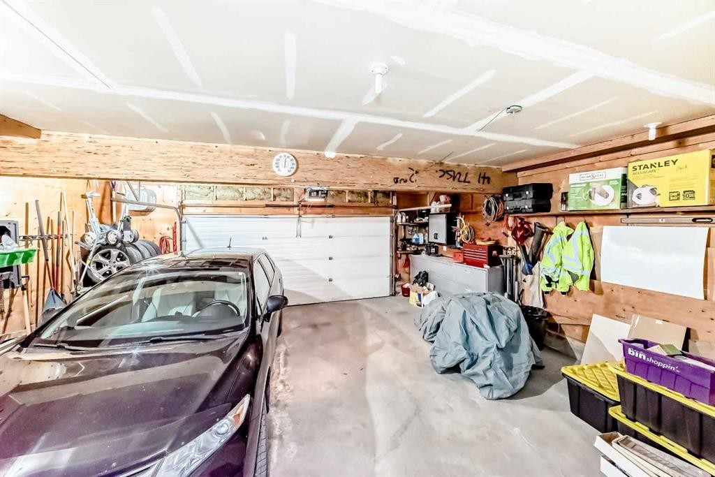 41 Kincora Drive Nw, Calgary, AB - Indoor Photo Showing Garage