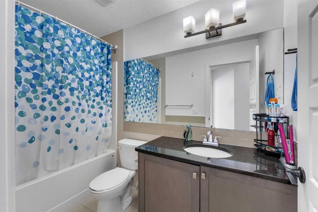43 Saddlelake Manor Ne, Calgary, AB - Indoor Photo Showing Bathroom