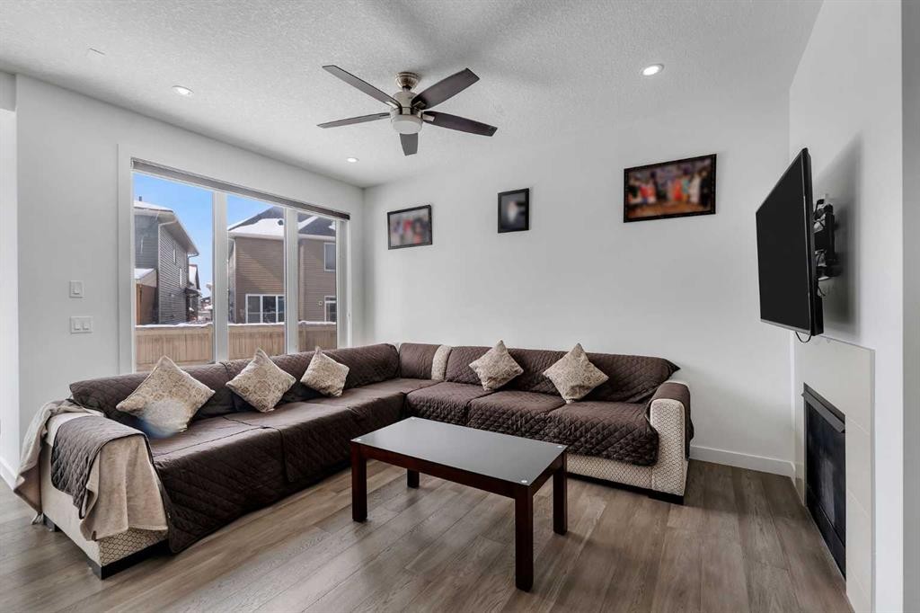 43 Saddlelake Manor Ne, Calgary, AB - Indoor Photo Showing Living Room