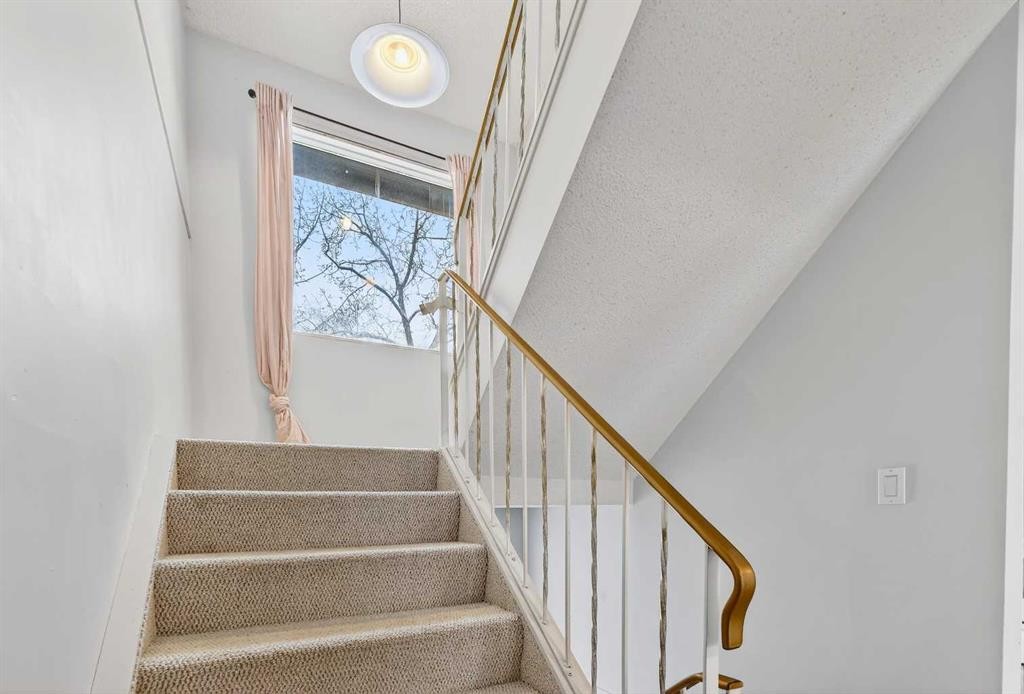 1502 Ranchlands Way Nw, Calgary, AB - Indoor Photo Showing Other Room