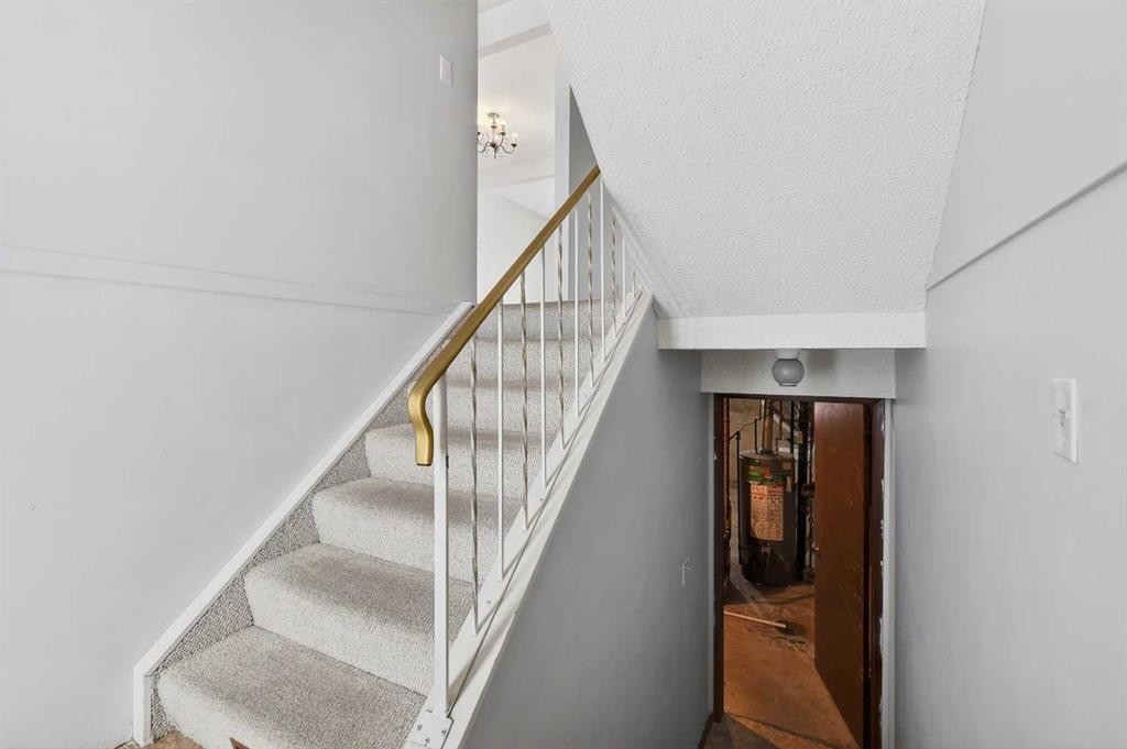 1502 Ranchlands Way Nw, Calgary, AB - Indoor Photo Showing Other Room