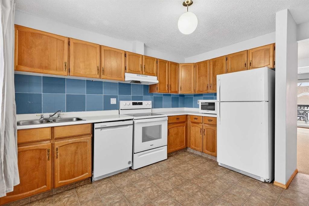 1502 Ranchlands Way Nw, Calgary, AB - Indoor Photo Showing Kitchen With Double Sink