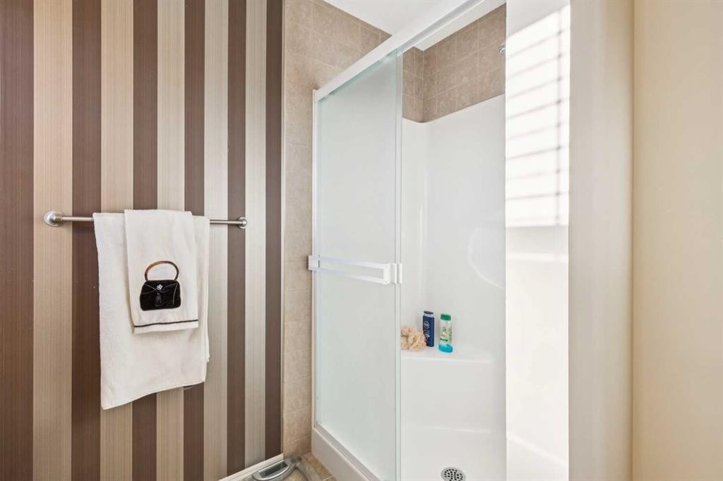 15008 Prestwick Boulevard Se, Calgary, AB - Indoor Photo Showing Bathroom
