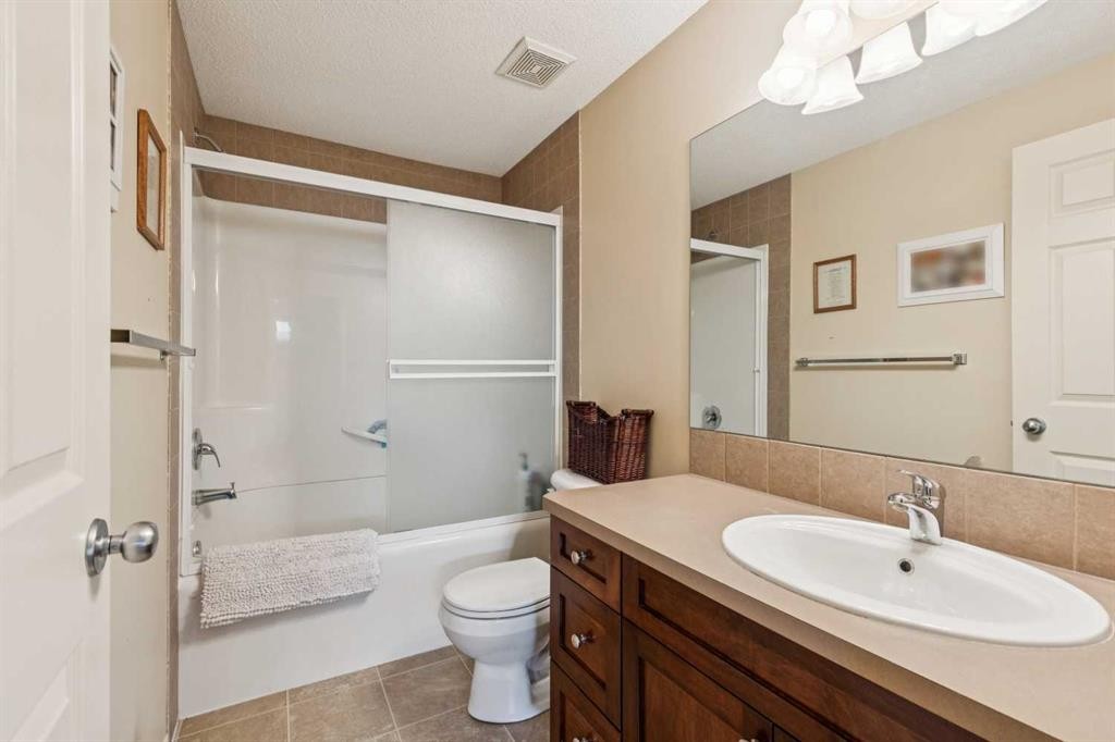 15008 Prestwick Boulevard Se, Calgary, AB - Indoor Photo Showing Bathroom