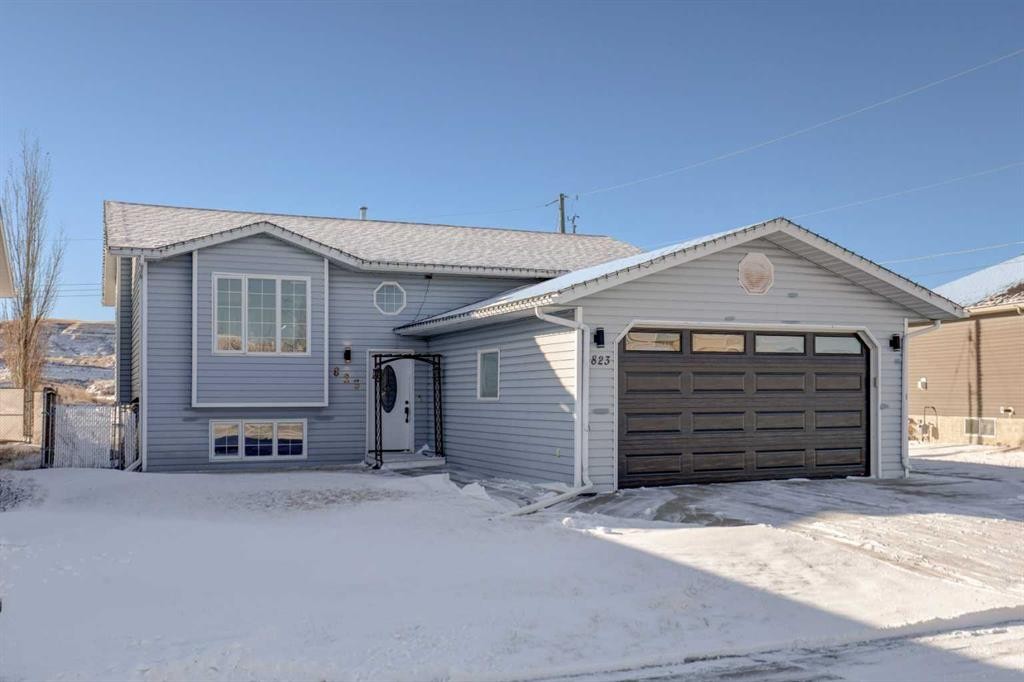 823 Bankview Drive, Drumheller, AB - Outdoor