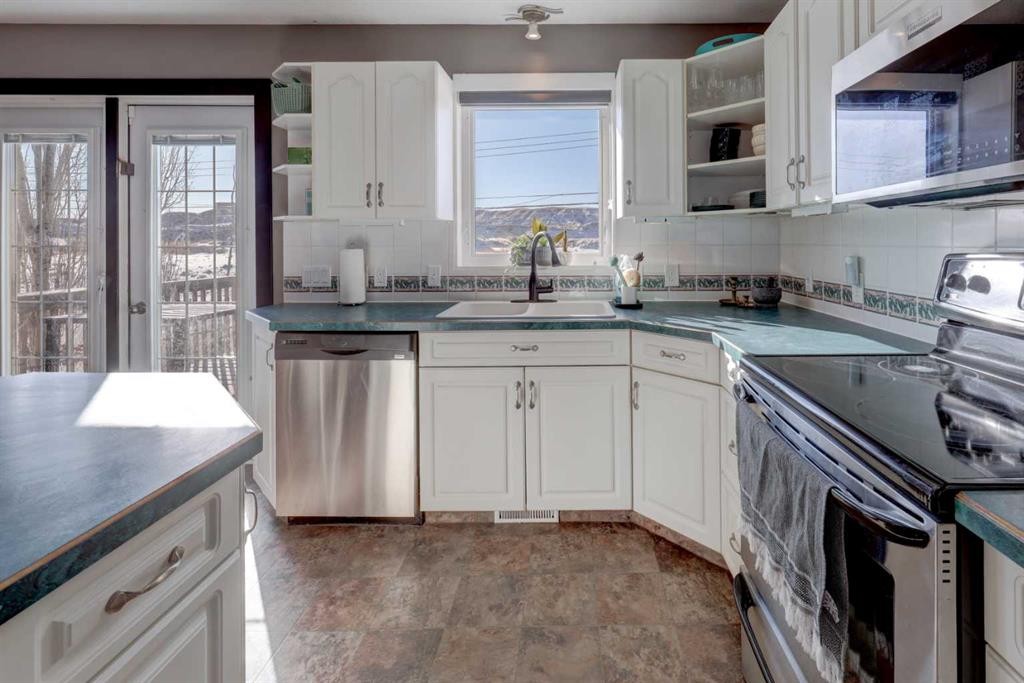 823 Bankview Drive, Drumheller, AB - Indoor Photo Showing Kitchen