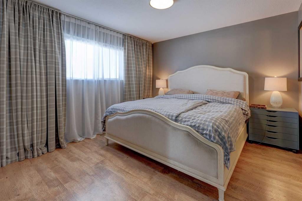 823 Bankview Drive, Drumheller, AB - Indoor Photo Showing Bedroom