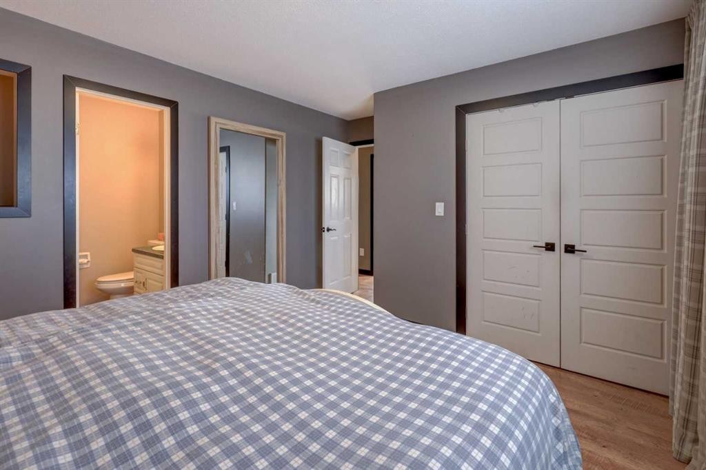 823 Bankview Drive, Drumheller, AB - Indoor Photo Showing Bedroom