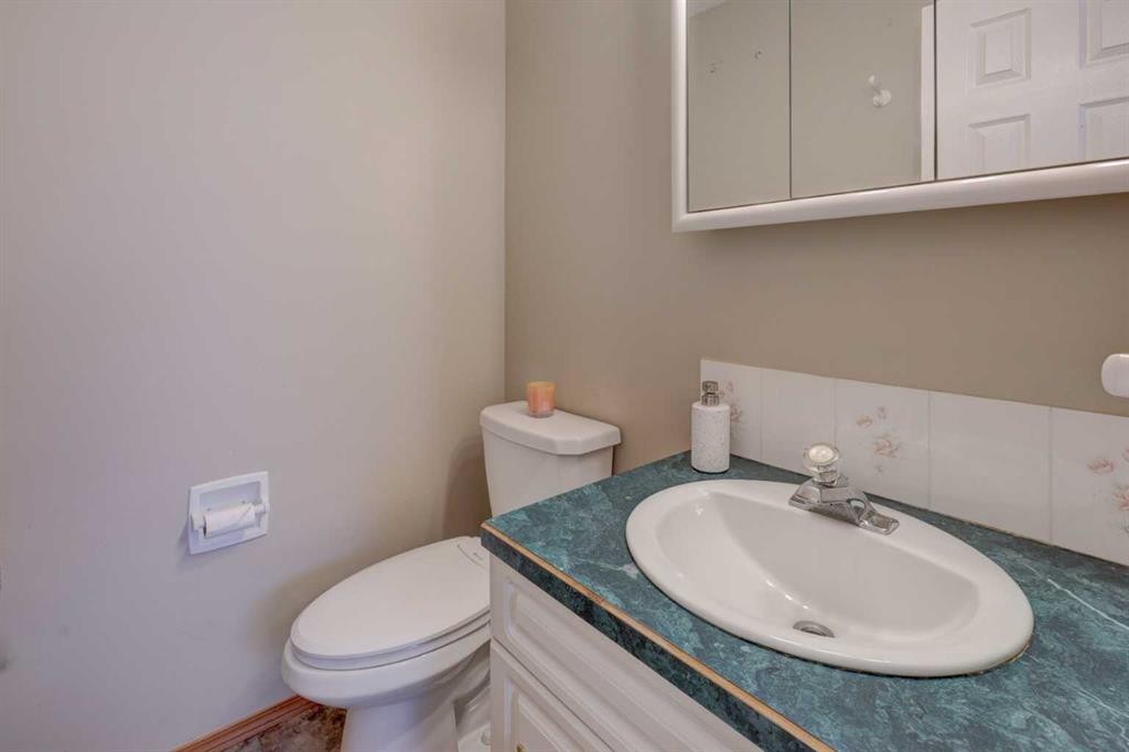823 Bankview Drive, Drumheller, AB - Indoor Photo Showing Bathroom