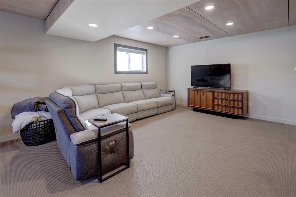 823 Bankview Drive, Drumheller, AB - Indoor