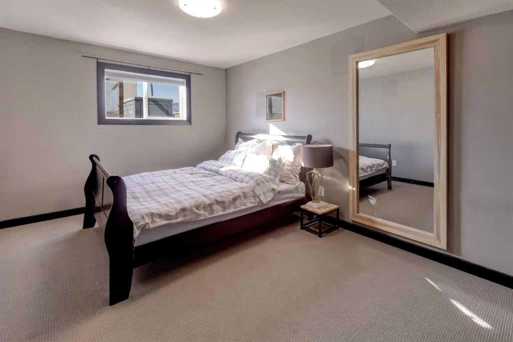 823 Bankview Drive, Drumheller, AB - Indoor Photo Showing Bedroom