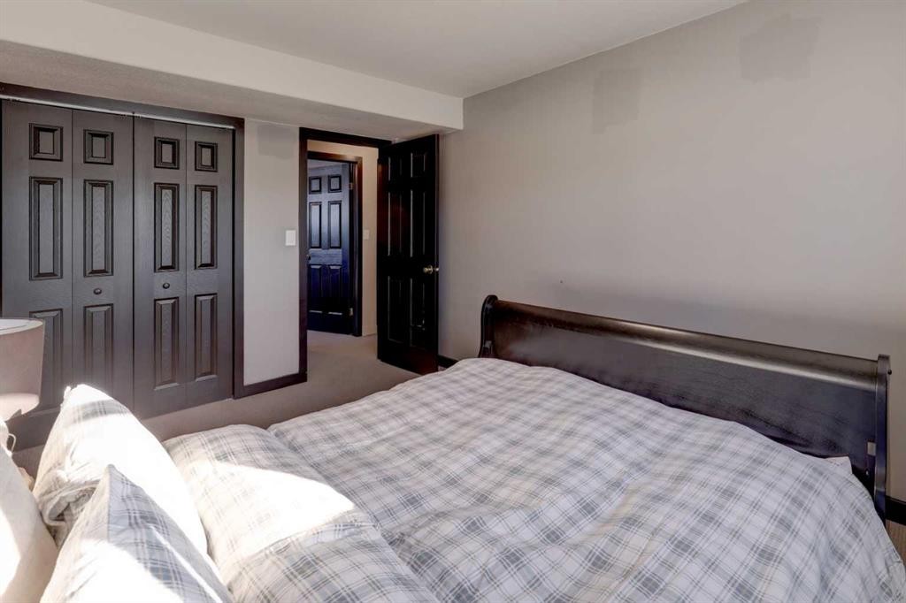 823 Bankview Drive, Drumheller, AB - Indoor Photo Showing Bedroom