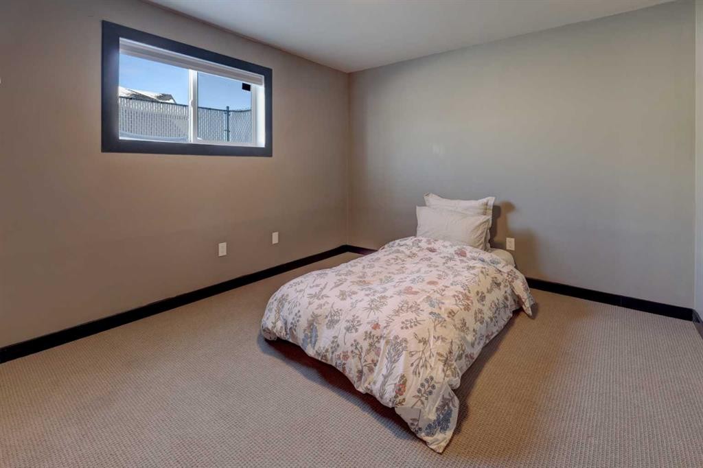 823 Bankview Drive, Drumheller, AB - Indoor Photo Showing Bedroom