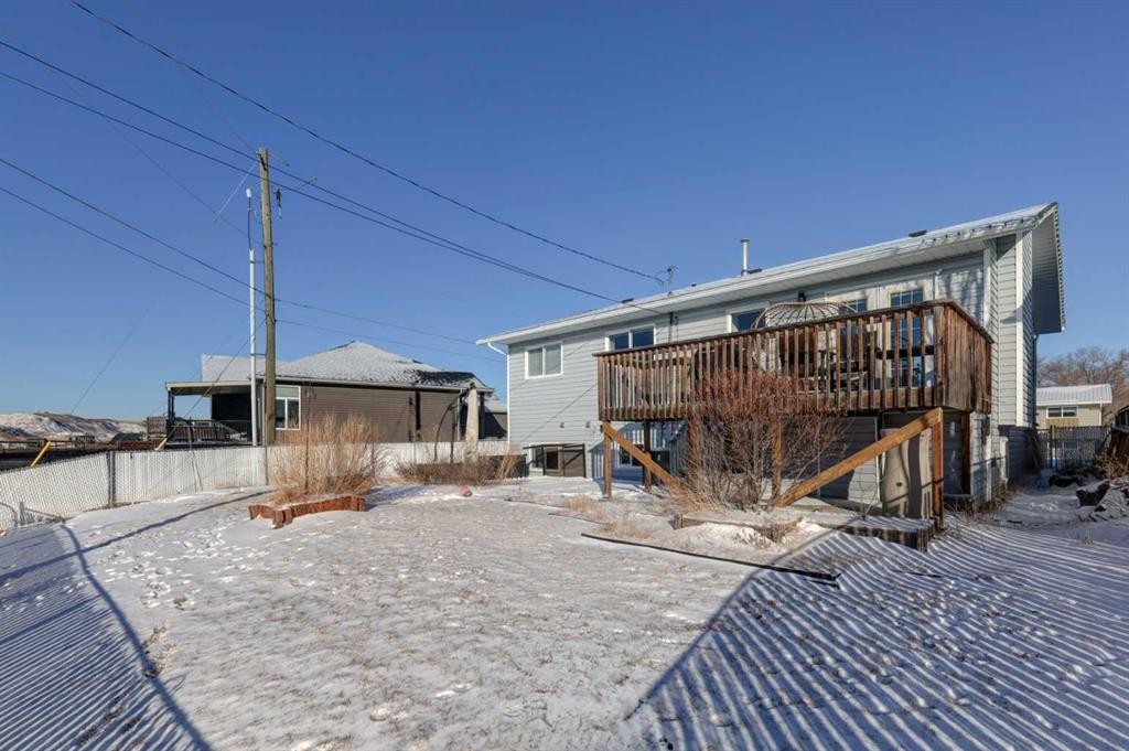 823 Bankview Drive, Drumheller, AB - Outdoor